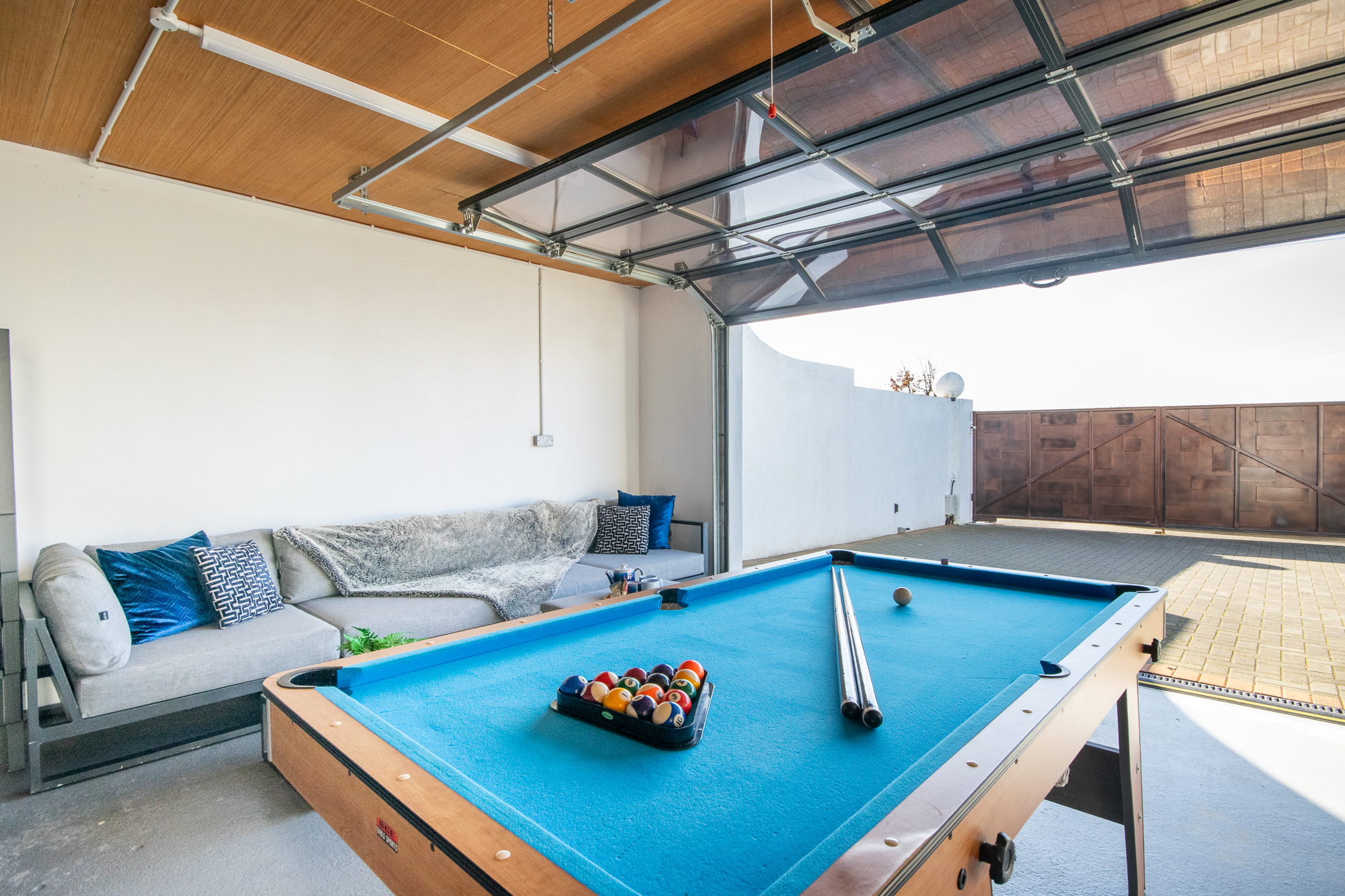 The garage games room with pool table at The Tehidy House, Portreath