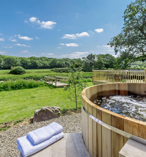 COTTAGES WITH HOT TUBS